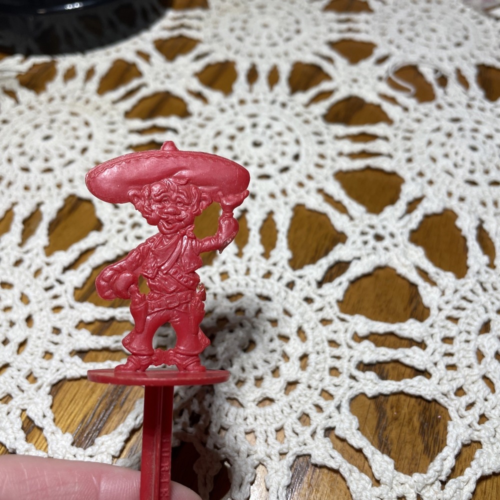 1960 CARTOON 7 Bandito Buried Treasure Plastic Ice Cream Stick Red